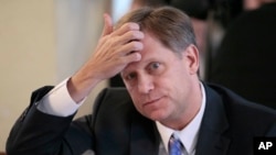 Майкл Макфол, тодішній посол США в Росії, на зустрічі з членами Громадської палати Росії в Москві, Росія, 4 квітня 2013 року.(AP Photo/Михайло Метцель)