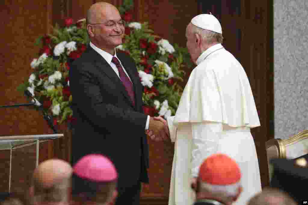 Papa Francis akisalimiana na Rais wa Iraki Barham Salih katika kasri ya rais mjini Baghdad Iraq, Ijumaa, Machi 5, 2021. (AP Photo/Andrew Medichini)