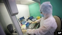 一名医务人员正在使用检测系统进行冠状病毒诊断。（2020年2月4日）
