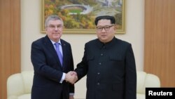 ប្រធាន​គណកម្មាធិការ​កីឡាអូឡាំពិក​អន្តរជាតិ​លោក Thomas Bach ជួប​ជាមួយ​មេដឹក​នាំ​កូរ៉េ​ខាងជើង​ គីម ជុង​អ៊ុន កាលពី​ថ្ងៃទី​៣១ មីនា ២០១៨។