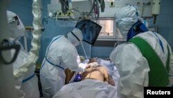 Arhiva - Zdravstveni radnici neguju pacijenta obolelog od Kovida 19, u Zemunskoj bolnici u Beogradu, 26. novembra 2020. (Foto: Rojters, Marko Đurica)