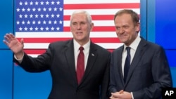 Wapres AS Mike Pence (kiri) dan Presiden Dewan Uni Eropa Donald Tusk sebelum pertemuan di Brussels, Belgia (20/2) lalu. 
