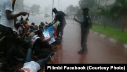 La police interpelle des militants du mouvement citoyen "Filimbi" (sifflet en swahili) lors d’un sit-in sous une pluie battante devant le siège de l'Union africaine (UA) à Kinshasa, 29 octobre 2017. Crédit/Filimbi Facebook