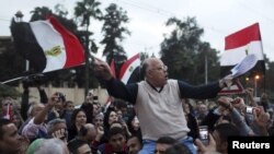 Para demonstran Mesir meneriakkan slogan-slogan anti Presiden Morsi dalam unjuk rasa di depan istana Presiden di Kairo, Selasa (4/12). 