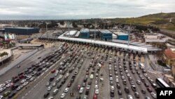 汽车在圣伊西德罗过境点排队，准备从墨西哥的蒂华纳进入美国的圣迭戈。(2019年4月4日)