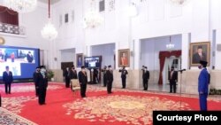 Presiden Jokowi beri penghargaan kepada 22 tenaga medis yang gugur akibat COVID-19 dan penghargaan kepada tokoh lainnya di Istana Merdeka, Jakarta, Kamis (14/8) (Setpres RI)