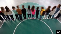 Arhiva - Đaci u sportskoj sali škole u Belegišu, 25 kilometara od Beograda, Srbija, 1. septembra 2021. (Foto: AP, Darko Vojinović)