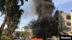 ម៉ូតូ​ជាច្រើន​ឆេះ​បន្ទាប់​ពី​មាន​ការ​បំផ្ទុះ​គ្រាប់​បែក​មួយ​នៅ​ព្រះវិហារ Pentecost នៅក្នុង​ក្រុង Surabaya​ខេត្ត East Java ប្រទេស​ឥណ្ឌូណេស៊ី កាលពី​ថ្ងៃទី១៣ ខែឧសភា ឆ្នាំ២០១៨។