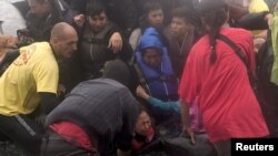 에게 해를 건너 30일 그리스 레스보스 섬에 도착한 난민들이 정원이 초과한 소형보트에서 내리고 있다. 