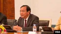 រូបឯកសារ៖ លោក​ប្រាក់ សុខុន រដ្ឋមន្រ្តី​ក្រសួងការបរទេស​កម្ពុជា​​ក្នុង​ជំនួបជាមួយលោក​ស្ទេហ្វិន ឌីយ៉ុន (Stéphane Dion)​ ​រដ្ឋមន្រ្តី​ការ​បរទេស​កាណាដា​​ នៅ​ថ្ងៃសុក្រ ទី​០២ ខែ​កញ្ញា​ ឆ្នាំ​២០១៦នៅ​រាជធានី​ភ្នំពេញ ក្នុង​ទស្សនកិច្ច​ផ្លូវរដ្ឋ​ចាប់​ពី​ថ្ងៃ​ទី​១​ដល់ទី​៣ ខែ​កញ្ញា​ឆ្នាំ​២០១៦​នេះ។ (ឡេង ឡែន/VOA)