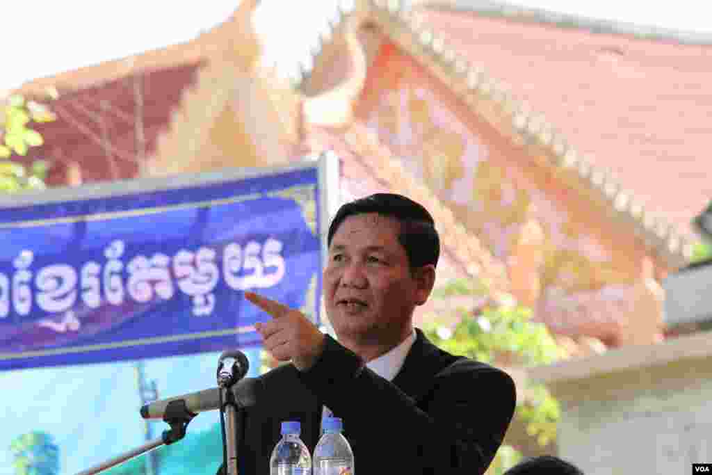 លោក ថាច់ សេដ្ខា ​នាយក​ប្រតិបត្តិ​សហគមន៍​ខ្មែរ​កម្ពុជា​ក្រោម​​ថ្លែងសុន្ទរកថា​នៅ​វត្តចាស់​នៃ​រាជធានី​ភ្នំពេញ​​ នៅថ្ងសៅរ័​ទី​០៤​មិថុនា​ ឆ្នាំ​២០១៦ ​ក្នុង​ការ​រំលឹក​ខួប​៦៧​ឆ្នាំ​ថ្ងៃ​អាណានិគម​បារាំង​កាត់​ផ្ទេរ​ទឹក​ដី​ខ្មែរ​ឲ្យ​ប្រទេស​វៀតណាម​កាលពី​ឆ្នាំ ១៩៤៩។(ឡេង ឡែន/VOA)