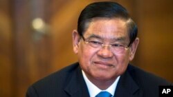 រូបឯកសារ៖ លោក ស ខេង រដ្ឋមន្ត្រីក្រសួងមហាផ្ទៃ ថ្លែងនៅក្នុងកិច្ចប្រជុំមួយជាមួយរដ្ឋមន្ត្រីការបរទេសរុស្ស៊ី នៅប្រទេសរុស្ស៊ី ថ្ងៃទី២៧ ខែឧសភា ឆ្នាំ២០១៥។ (AP Photo/Pavel Golovkin)