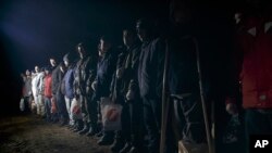 ARCHIVES - Des prisonniers de guerre ukrainiens font la queue avant un échange de prisonniers, près de Zholobok, en Ukraine, le 21 février 2015.