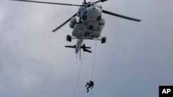 Des policiers sud-coréens descendent en rappel d'un hélicoptère lors d'un exercice antiterroriste dans le cadre de l'exercice Ulchi Freedom Guardian, à Goyang, en Corée du Sud, le 21 août 2017.