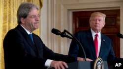 Presiden Donald Trump dan Perdana Menteri Italia Paolo Gentiloni saat konferensi pers di Ruang Timur Gedung Putih di Washington, 20 April 2017.
