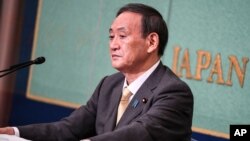 Kandidat pemilihan kepemimpinan Partai Liberal Demokratik Jepang dan Sekretaris Kabinet Jepang Yoshihide Suga menghadiri debat menjelang pemilihan kepemimpinan LDP, di Tokyo, Sabtu, 12 September 2020. (Foto: AP)