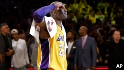 Pemain Los Angeles Lakers, Kobe Bryant, memberi hormat kepada para penggemar dalam pertandingan NBA terakhirnya melawan Utah Jazz (13/4). (AP/Jae C. Hong)