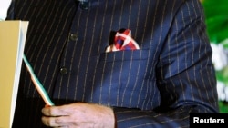 Setelan jas milik PM Narenda Modi yang diperkirakan harnganya mencapai $16.000 akan dilelang untuk dana pembersihan Sungai Gangga (Foto: dok).