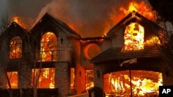 Kuća u plamenu u kvartu Pacifik Palisejds u Los Anđelesu (Foto: AP/Eugene Garcia)