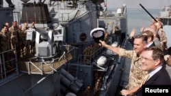 Kapten Kay-Achim Schoenbach (kedua dari kanan) saat mendampingi Menteri Pertahanan Jerman Jung, melepas kapal fregat milik AL Jerman, Karlsruhe, di pelabuhan Djibouti, 23 Desember 2008.