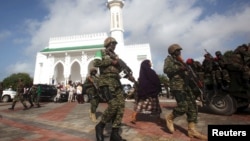 Tentara Uni Afrika (AMISOM) melakukan pengamanan terhadap sebuah masjid di Mogadishu, Somalia tahun lalu (foto: dok). Puluhan tentara Uni Afrika dilaporkan tewas dalam serangan Al-Shabab Jumat, 15/1.