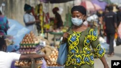 Wata mata da ke tafiya a kasuwa a birnin Legas, Dec. 31, 2020. 