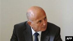 Le secrétaire général du parti d'opposition tunisien PDP Maya Jeridi, à droite, et le chef de l'opposition, l'avocat Ahmed Nejib Chebbi, lors d'une conférence de presse, à Tunis, le 05 janvier 2011