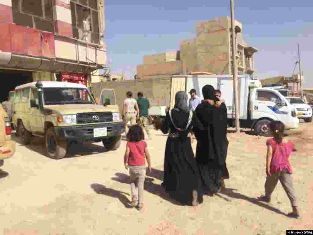 Umm Saja tare da iyalanta sun iso a wani asibiti dake babban birnin Mosul a Iraqi ranar 21 ga watan Yuni, bayan gujewa hare-haren sama na kungiyar IS. &#39;Yarta Saja mai shekara daya na fama da matsalar yunwa lamarin da ya sa ta rame har likitoci suka kasa samun jijiya a jikinta. &nbsp;