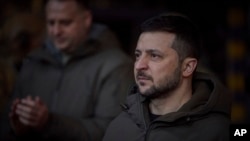 Presiden Ukraina Volodymyr Zelenskyy, saat bertemu dengan tentara di Bakhmut, Ukraina, Selasa, 20 Desember 2022. (Kantor Pers Presiden Ukraina via AP)