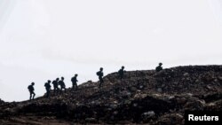 Wanajeshi wa Israeli wakitembea katika mpaka wa Israel na Lebanon Feb. 18, 2025. 