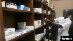 Un employé regarde des médicaments dans la pharmacie de l'hôpital à Abidjan, le 8 avril 2011.