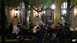 เจ้าหน้าที่ตำรวจของนครนิวยอร์กจับกุมผู้ประท้วงสนับสนุนปาเลสไตน์ ที่มหาวิทยาลัยโคลัมเบีย นครนิวยอร์ก เมื่อวันที่ 30 เม.ย. 2024