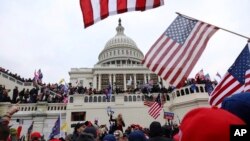 រូប​ឯកសារ៖ ក្រុម​អ្នក​គាំទ្រ​លោក​ប្រធានាធិបតី Donald Trump ​ព្យាយាម​ចូល​ទៅ​ក្នុង​​វិមាន​សភា​សហរដ្ឋ​អាមេរិក​ ​នៅ​រដ្ឋធានី​វ៉ាស៊ីនតោន ថ្ងៃទី៦ ខែមករា ឆ្នាំ២០២១។ 