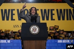 Wakil Presiden AS Kamala Harris, yang juga capres dari Partai Demokrat dalam pilpres 2024, berkampanye di Burns Park, di Ann Arbor, Michigan, 28 Oktober 2024. (Foto: Drew Angerer/AFP)