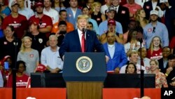 Presiden Donald Trump, berkunjung ke West Columbia, South Carolina untuk mendukung terpilihnya kembali Gubernur Henry McMaster, berbicara kepada khalayak di Airport High School, Senin, 25 Juni 2018 (foto: AP Photo/Richard Shiro)