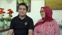 Tyo (kiri) mahasiswa WNBK PNJ dan ibunya, Ratna (kanan). (Foto: Rendy Wicaksana/VOA)