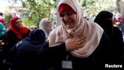 Beberapa perempuan Palestina di Gaza City memrotes badan bantuan PBB untuk Pengungsi Palestina (UNRWA) yang melakukan PHK terhadap para karyawan. UNRWA mengalami kekurangan dana karena pemerintah AS memotong dana bantuan bagi Palestina (foto: ilustrasi). 