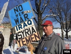 Protester who is against the wars in Iraq, Syria and Yemen in Manchester, New Hampshire, Feb. 8, 2016. (Photo. A. Pande / VOA)