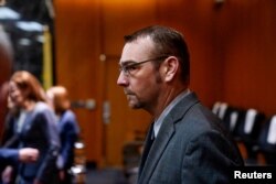 지난 2021년 미국 미시간주 옥스퍼드고등학교에서 총을 쏴 4명을 숨지게 한 이선 크럼블리의 아버지 제임스가 13일 미시간주 오클랜드 법원에 출석하고 있다.