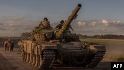 รถถัง ที-72 ของยูเครนที่ผลิตขึ้นในสมัยสหภาพโซเวียต แล่นบนถนนบริเวณชายแดนยูเครน-รัสเซีย เมื่อวันที่ 12 สิงหาคม 2024 