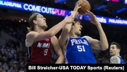 Boban Marjanović u duelu sa košarkašem Majamija Kelijem Olinjikom (Foto: Reuters/Bill Streicher-USA TODAY Sports)