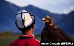 A young eagle hunter competes at the World Nomad Game (RFE/RL)