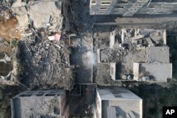 Sebuah bangunan yang hancur akibat serangan udara Israel di Jalur Gaza terlihat di Deir Al-Balah, Selasa, 24 Oktober 2023. (Foto: AP)