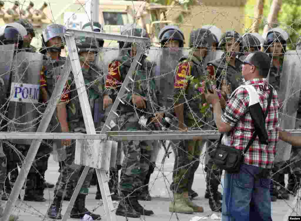 A protester who supports former Egyptian President Mohamed Morsi offers flowers to military personnel during clashes outside the Republican Guard building in Cairo, July 5, 2013.
