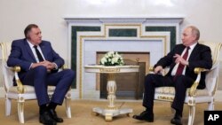 Arhiva: Predsjednik RS Milorad Dodil (L) na sastanku sa predsjednikom Rusije Vladimirom Putinom