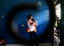 Heather Mack tampak menggendong bayinya di dalam sebuah sel saat menunggu persidangan kasus pembunuhan ibunya berlangsung di Denpasar, Bali, pada 15 April 2015. (Foto: AFP Sonny Tumbelaka)