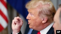 美国总统川普在布鲁塞尔与北约秘书长斯托尔滕贝格举行的早餐会上谈话。（2018年7月11日）