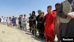 Hamid Karzay nomidagi xalqaro aeroportda navbatda turgan afg'onlar. Kobul, 17-avgust, 2021. 