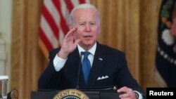 Presiden AS Joe Biden menanggapi pertanyaan wartawan di Ruang Timur Gedung Putih di Washington, 24 Januari 2022. (Foto: Reuters)