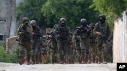 Pasukan Israel mencari penembak Palestina di Desa Bruqin dekat Kota Salfit di Tepi Barat, 17 Maret 2019.